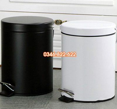 Thùng rác trong phòng